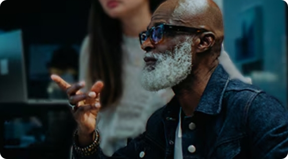 데이터를 분석하는 연구원